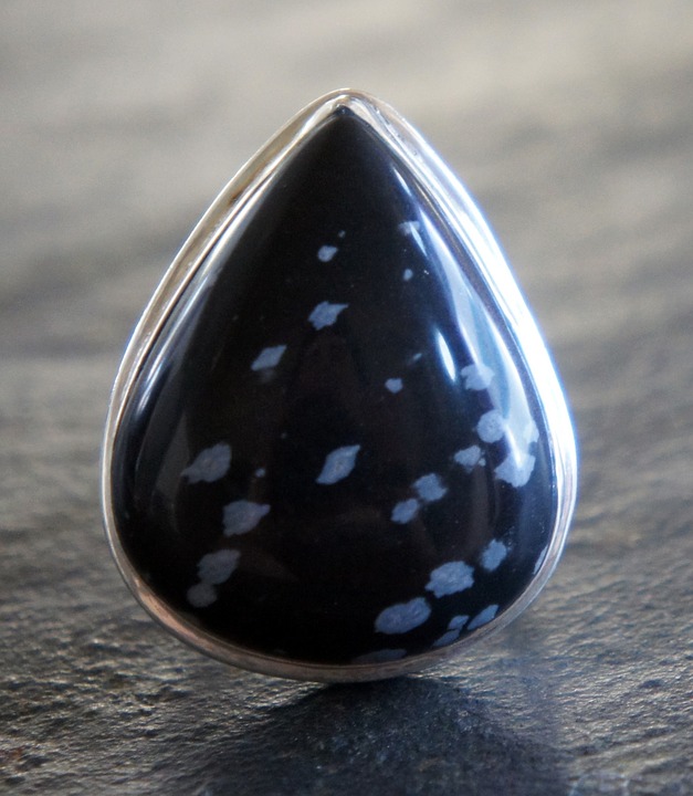 3 Reasons To Add A Shungite Crystal Pyramid To Your Home