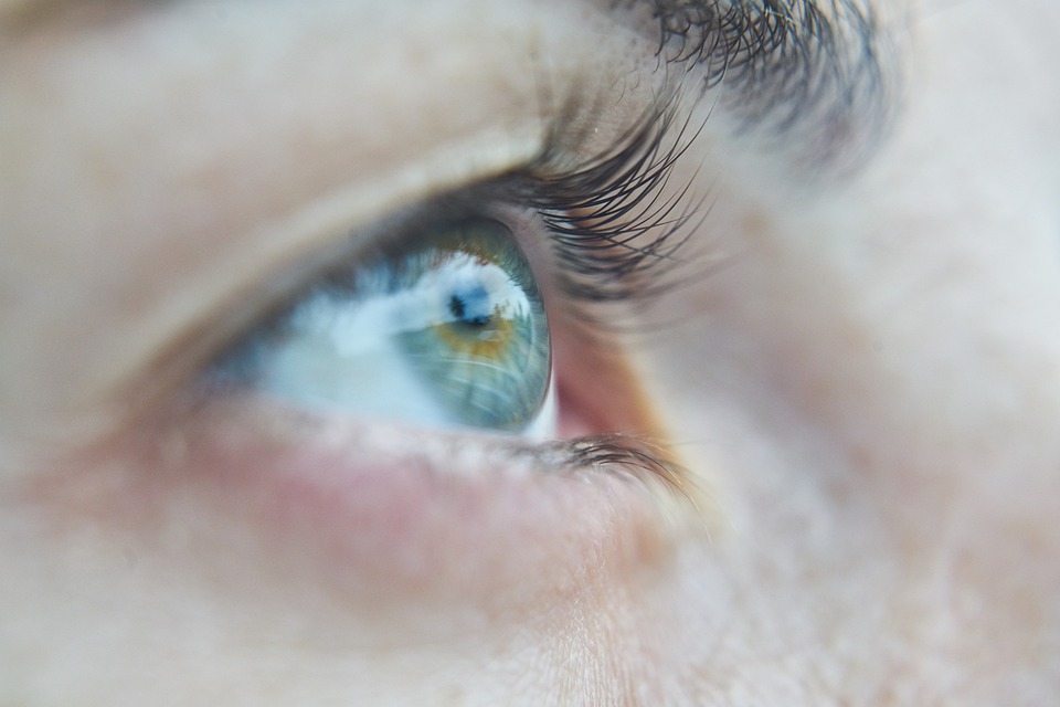 How To Choose The Right Colored Contacts For Astigmatism