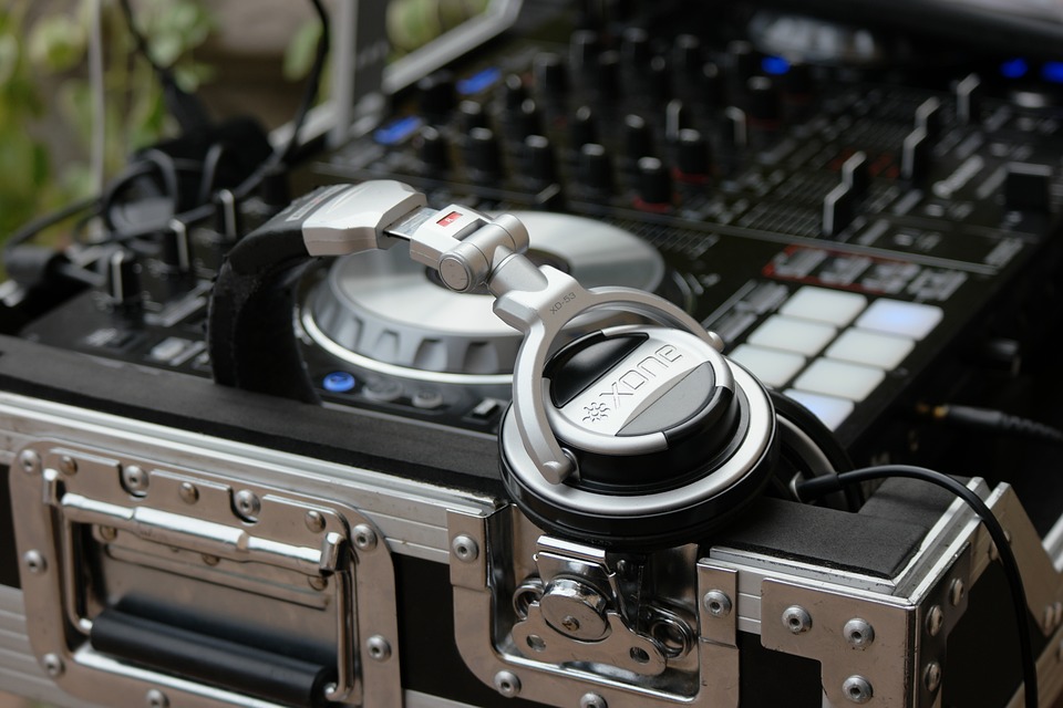 3 Reasons To Hire A Wedding DJ