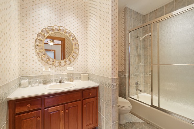 Decorating Your Bathroom with Beautifully Designed Glass Screens