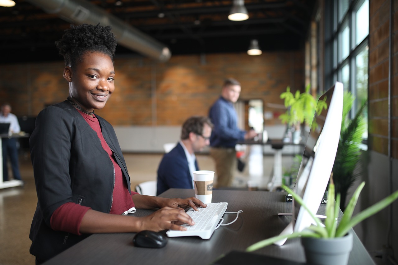 Get On Your Feet: Benefits and Tips for Using a Standing Desk