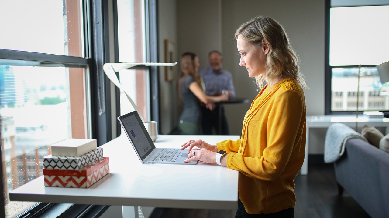 Working Comfortably with an Adjustable Desk